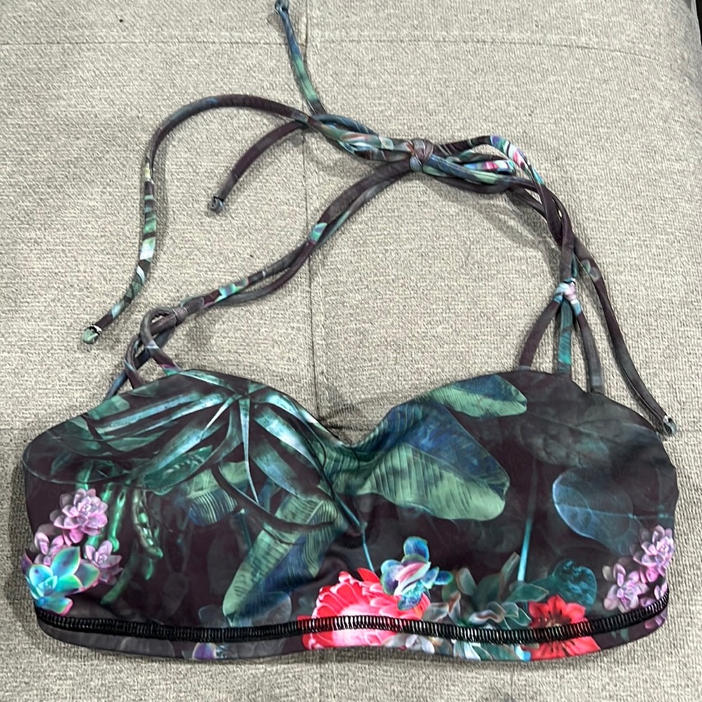 LULULEMON Alight Bra Curious Jungle Multi/
Opal Halter Style Sports Bra